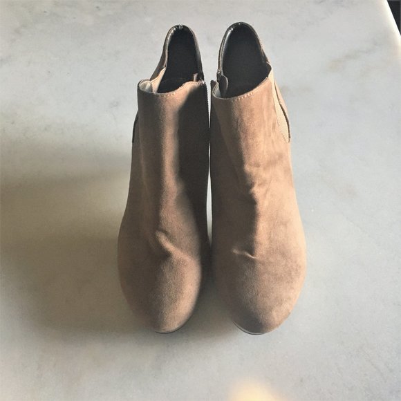 NWOT! Bandolino Miku suede look tan ankle booties - Picture 6 of 13